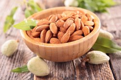 خواص بادام درختی در طب سنتی ایرانی